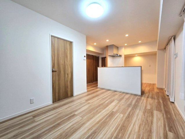 高宮オークマンションの居間・リビング|家具を配置しやすいリビング。
リビングは1番長く居るお部屋だから、使いやすいことが何より大切☆