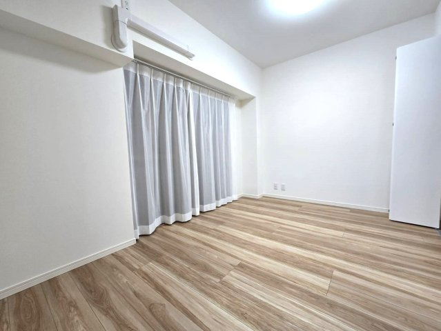 高宮オークマンションの洋室|南東向きなので陽当たりよく居心地がよいお部屋になりますね♪家族団らんの時間も増えそうです♪