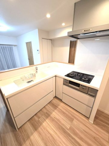 高宮オークマンションのキッチン|キッチンはしっかりと幅があり、作業も効率よく行えますよ♪