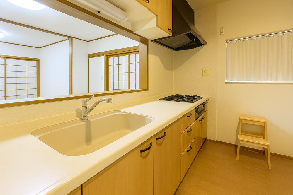 春日町　中古一戸建てのキッチン|システムキッチン
■物件内覧・資金計画相談・住宅ローン相談、リフォーム相談、お問合せ受付中■
※当日・翌日のご内覧、ご相談はお電話でのお問合せがスムーズです！