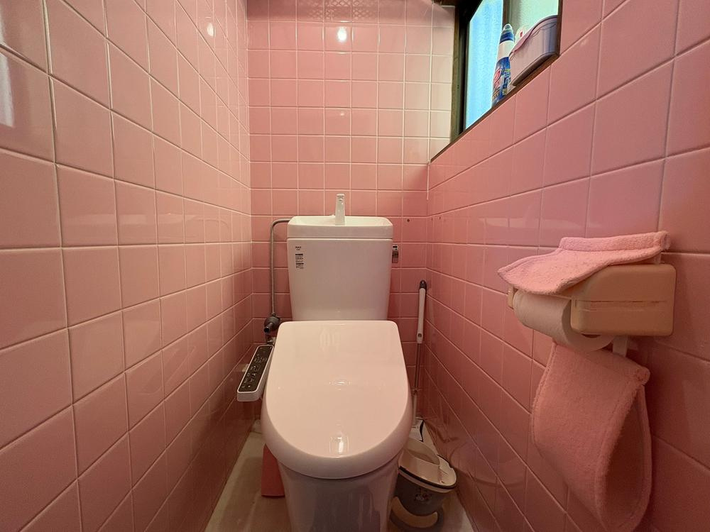 春日町　中古一戸建てのトイレ|温水洗浄便座
■物件内覧・資金計画相談・住宅ローン相談、リフォーム相談、お問合せ受付中■
※当日・翌日のご内覧、ご相談はお電話でのお問合せがスムーズです！