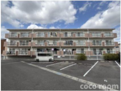 メゾンラフィネの駐車場