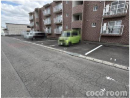 メゾンラフィネの駐車場