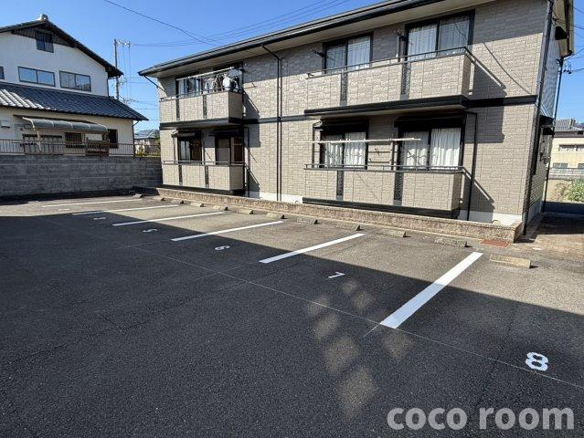 デルニエ　Bの駐車場