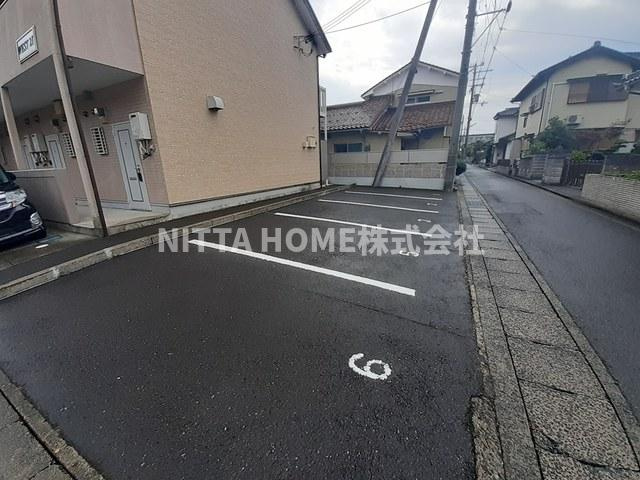 舞鶴市字引土のアパートの駐車場|敷地内に駐車場を完備しています＊