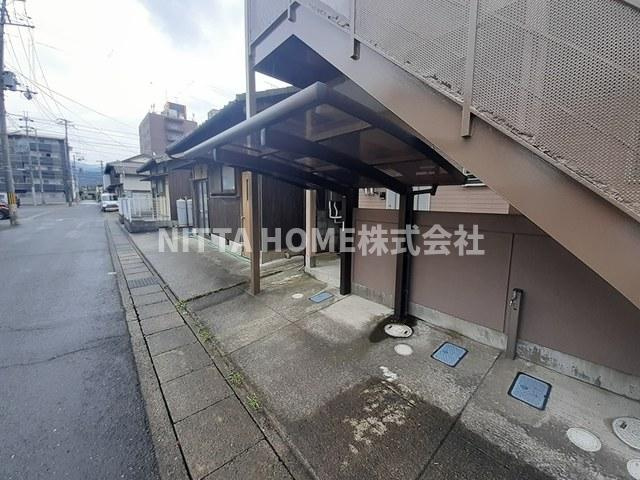 舞鶴市字引土のアパートのエントランス|郵便局がすぐでスーパーも徒歩圏内であります◎
