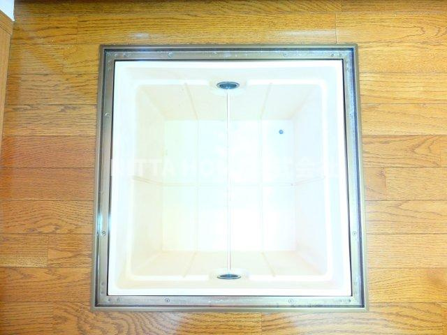 メゾンソレイユＢのその他共用部分|床下収納は食品の保存に便利です◎