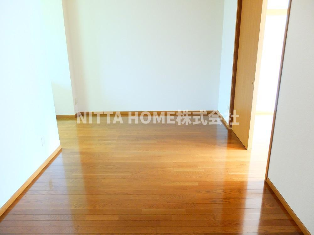 メゾンソレイユＢの居間・リビング|リビングは広々１１．５帖あります☆