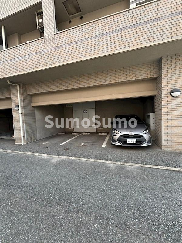 アブレスト野間の駐車場