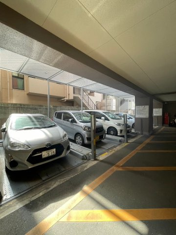 イーストコート箱崎の駐車場