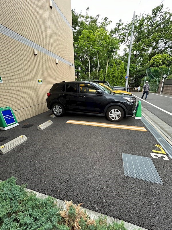 イルミナーレ学大の駐車場