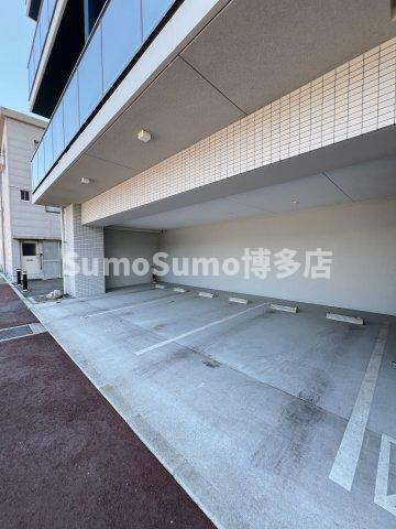 アルティザ博多ベイコートの駐車場|車をお持ちの方に嬉しい駐車場付きの物件です