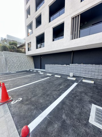 アルメノア西新の駐車場