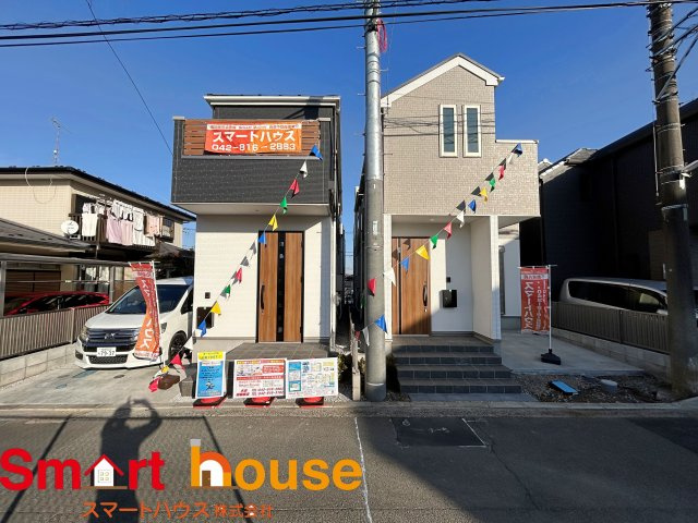 座間市緑ヶ丘　新築2棟の外観|外壁が周囲の街並みと青空に生えるお洒落な仕上がり！周囲には高い建物のないエリア。青い空が大きく感じますね。