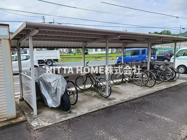 アーバン縄手Ｂのその他共用部分|屋根付きの駐輪場は無料で使用ＯＫ◇