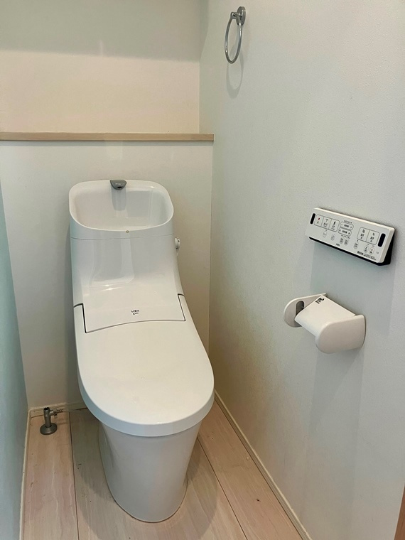 根岸戸建のトイレ