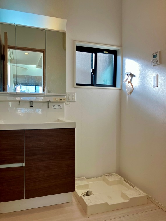 根岸戸建の洗面所