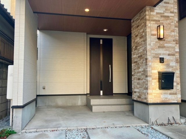 根岸戸建のエントランス