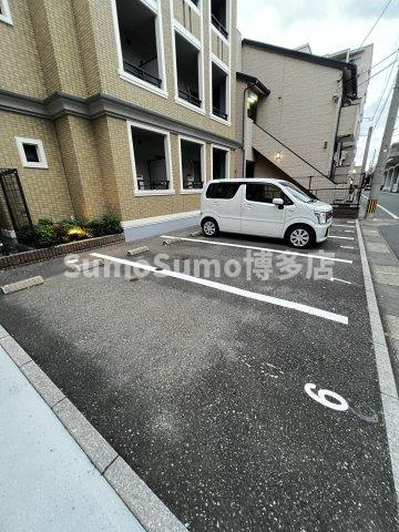 ウィステリアコートの駐車場