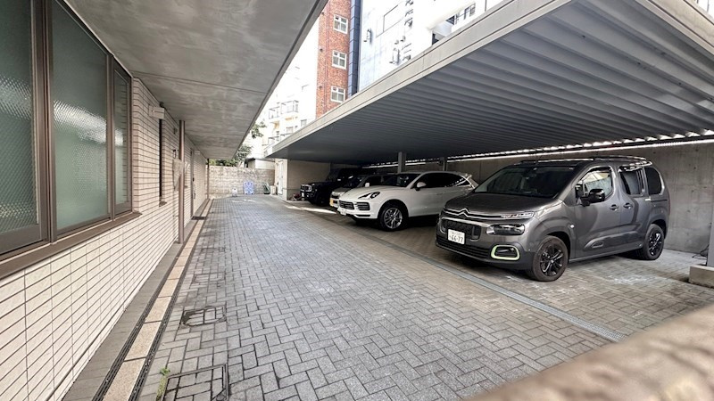 エクセレンテ　コマザワの駐車場