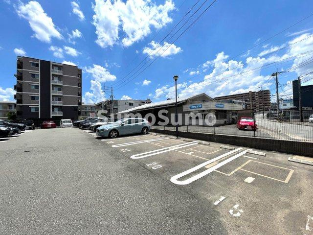 ヴィラージュ博多駅南の駐車場