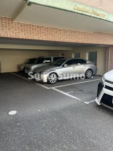 エクセレントパレス101の駐車場