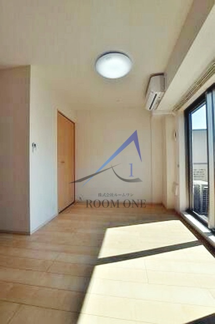 サン　ガーデンの居間・リビング|洋室のお部屋です。