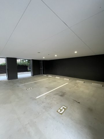 ヴィッラ アプリーレ 西新南の駐車場