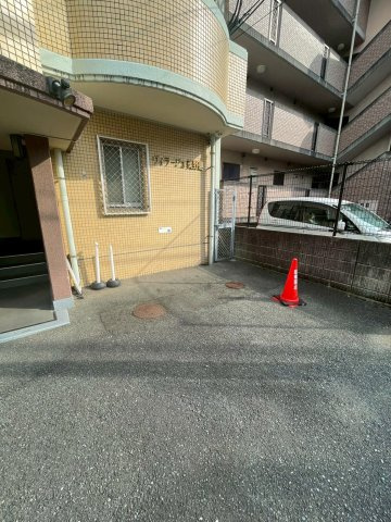 ヴィラージュ美野島の駐車場