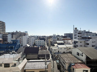【展望】 | 眼前に広がる空の雄大さと、このお部屋の自慢の一つである「眺望」をご覧ください。毎日、この景色を独り占めできる新生活に夢が広がります。～即日のご見学可能～　お問合せはお気軽にどうぞ。
