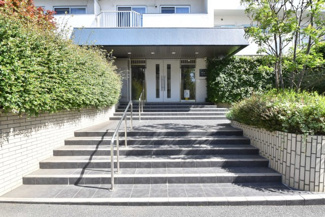 【エントランス】 | お客様を、そして住人を出迎えてくれるマンションのエントランス。ゴミが落ちていないことからも、管理状態の良さや住民の節度の高さが見て取れます。～即日のご見学可能～　お問合せはお気軽にどうぞ。