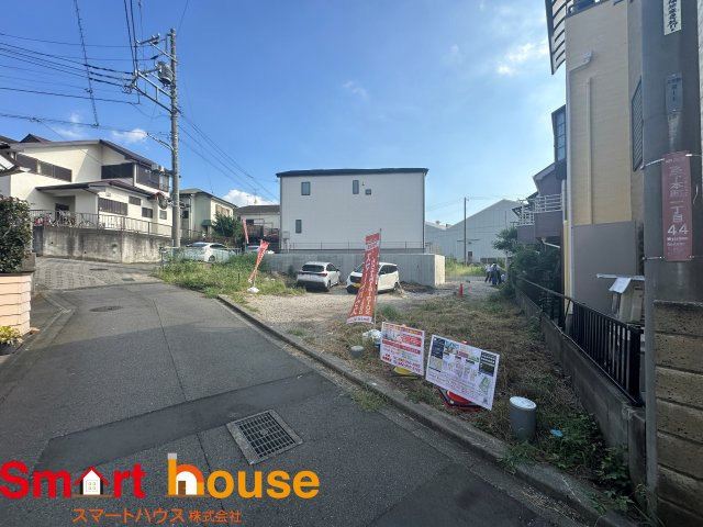 相模原市中央区宮下本町　新築３棟の前面道路含む現地写真|お住まいの前面道路が広いと駐車が楽になり、陽当たりも遮られないので明るく居心地の良いお家になります♪