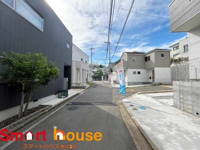 藤沢市善行坂　全3棟の前面道路含む現地写真|お住まいの前面道路が広いと駐車が楽になり、陽当たりも遮られないので明るく居心地の良いお家になります♪