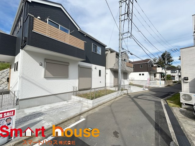 藤沢市善行坂　全3棟の外観|外壁が周囲の街並みと青空に生えるお洒落な仕上がり！周囲には高い建物のないエリア。青い空が大きく感じますね。