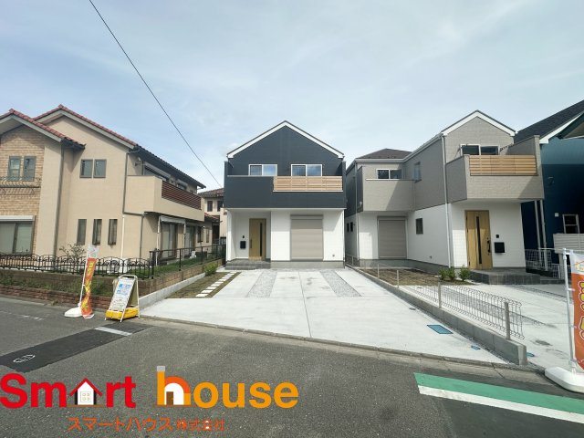 相模原市南区麻溝台　全2棟の外観|外壁が周囲の街並みと青空に生えるお洒落な仕上がり！周囲には高い建物のないエリア。青い空が大きく感じますね。