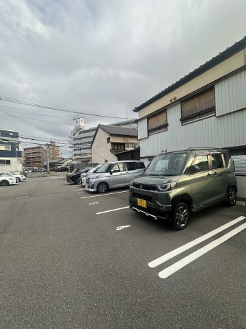 エルヴィータ箱崎の駐車場