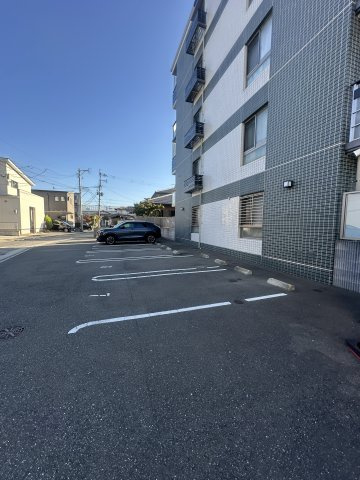 エミリーナの駐車場