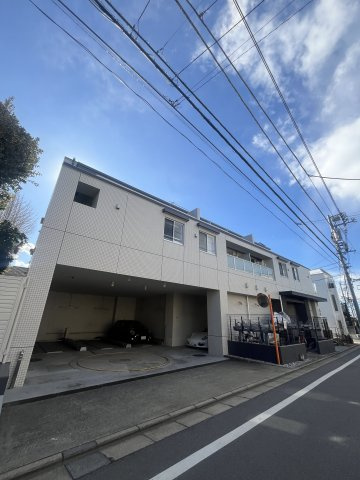 エスティメゾン都立大学の駐車場