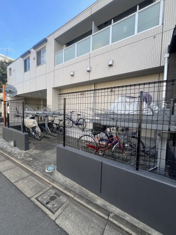 エスティメゾン都立大学の駐車場