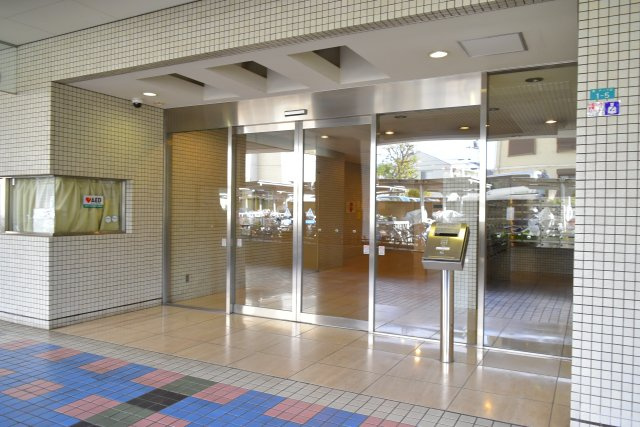 多摩市関戸１丁目の中古マンションのエントランス