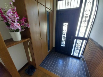 【玄関】 | 所沢市北秋津貸家 | 収納もある玄関です