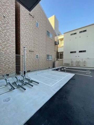 エンクレスト博多BRIGHTの駐車場