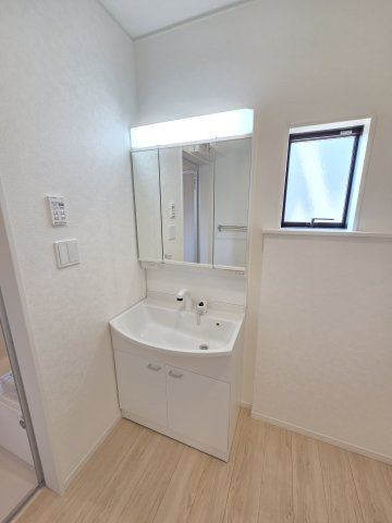 新築　桐生市広沢町第19　2号棟　Cradle Gardenの洗面所|現地写真　洗面化粧台は嬉しい三面鏡！隠せる収納としても重宝しますね！