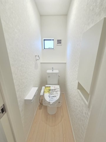 新築　桐生市広沢町第19　2号棟　Cradle Gardenのトイレ|現地写真　トイレは洗浄機能付きです！壁面収納も嬉しいですね♪