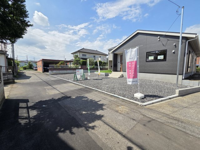 新築　桐生市広沢町第19　2号棟　Cradle Gardenの前面道路含む現地写真|現地写真　南西側前面道路幅員約4.2ｍ　南東側前面道路幅員約4.0ｍ