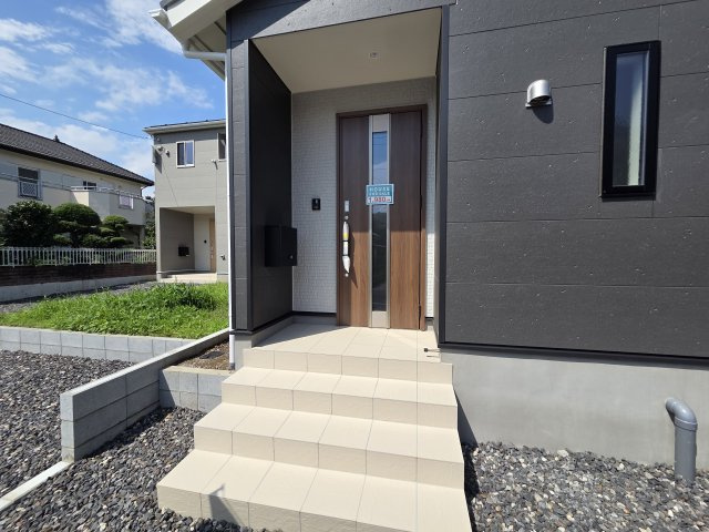 新築　桐生市広沢町第19　2号棟　Cradle Gardenの玄関|現地写真　TVモニタードアホン付きなので防犯面も安心です！