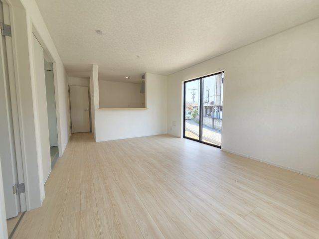 新築　桐生市広沢町第19　2号棟　Cradle Gardenの居間・リビング|現地写真　対面式のキッチンなので、家事をしながらご家族とのコミュニケーションが取れるのが嬉しいですね！