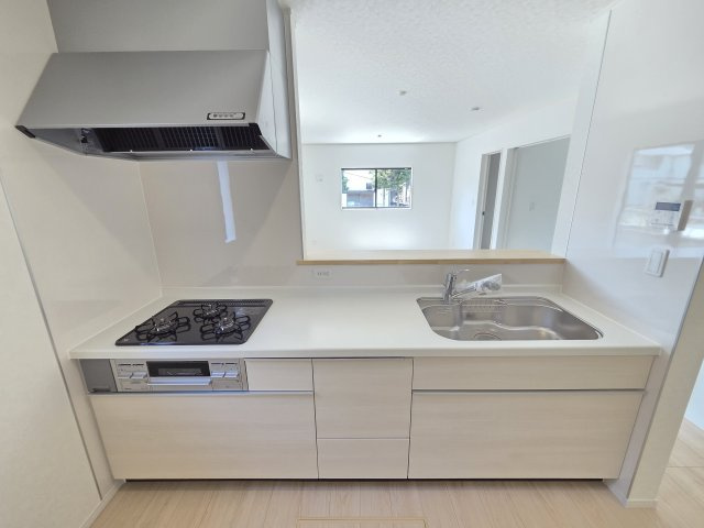 新築　桐生市広沢町第19　2号棟　Cradle Gardenのキッチン|現地写真　2550ｍｍサイズのキッチンは作業スペースが広く使いやすいです！シンクも広々で洗い物も楽々♪