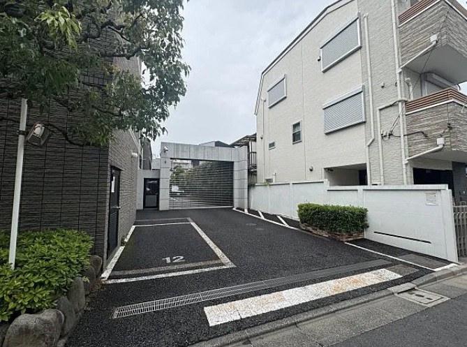 SOCIETY OPUS TWOの駐車場