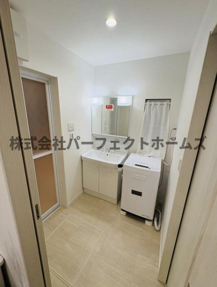 楠葉野田1丁目戸建　賃貸の洗面所|脱衣スペースもあります